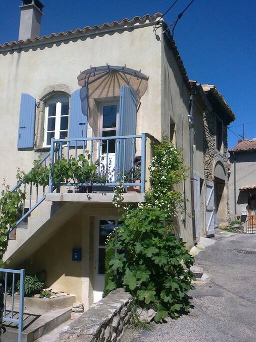 Façade de la maison, la chambre se trouve au rez-de-chaussée
