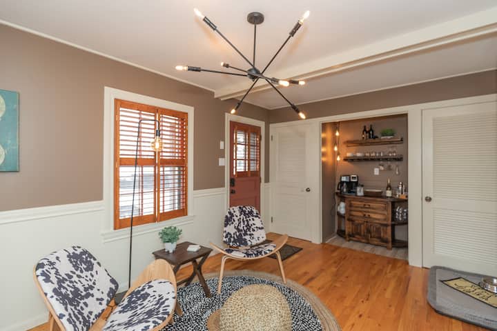 Coffee/Cocktail seating area