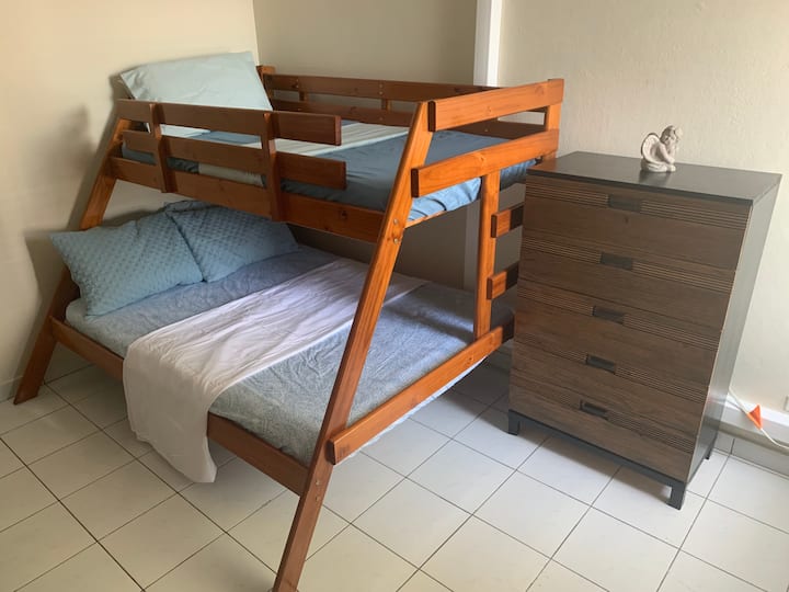 带衣柜的第二间卧室