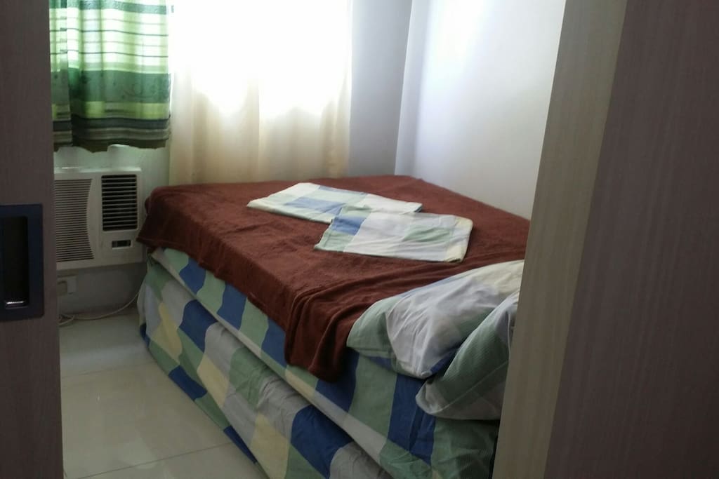 Queen sized bed(2pax) and pull out bed(1pax) under it