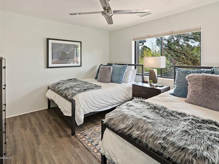 Spavaća soba br. 4 s dvije kraljice i 49’ Smart TV-om.