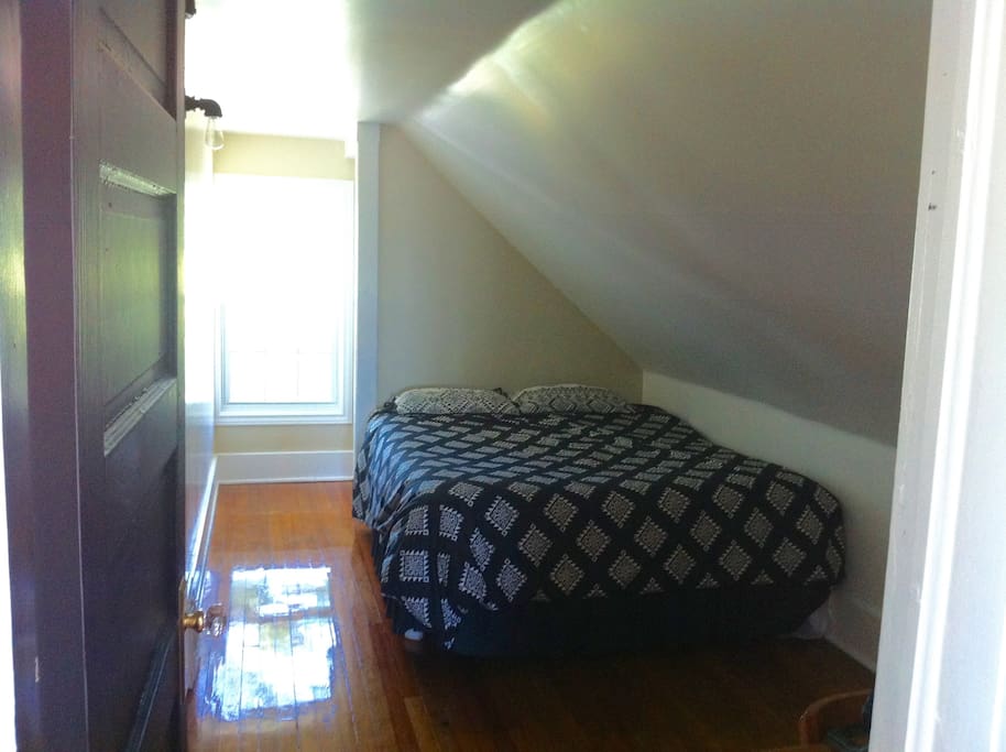 Queen bed, desk, closet w/ hangers