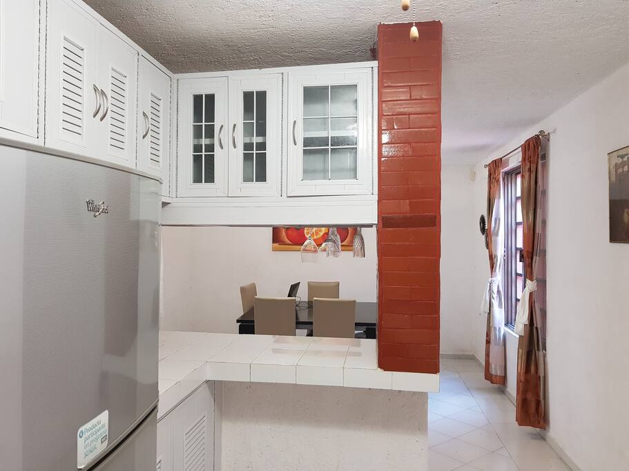 vista de cocina al comedor