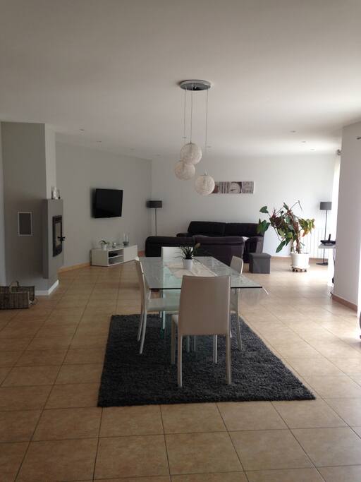 Spacieux salon/salle à manger (77 m² avec la cuisine)