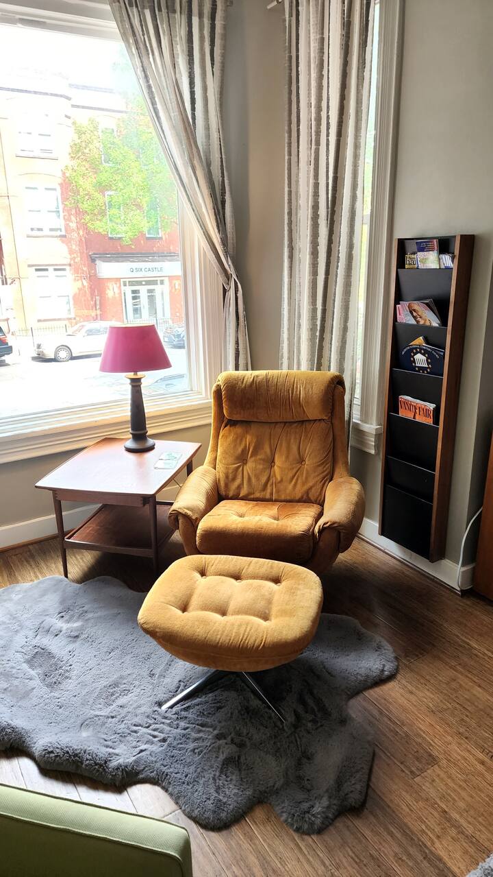 Ќе ви се допадне да седите на прозорецот со мојот ретро мебел