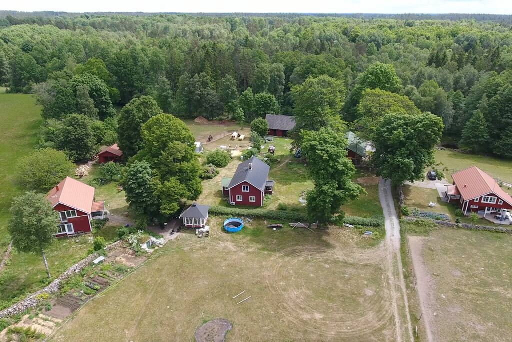 It´s the house in the middle - this is the houses here, next house is 400 m away
