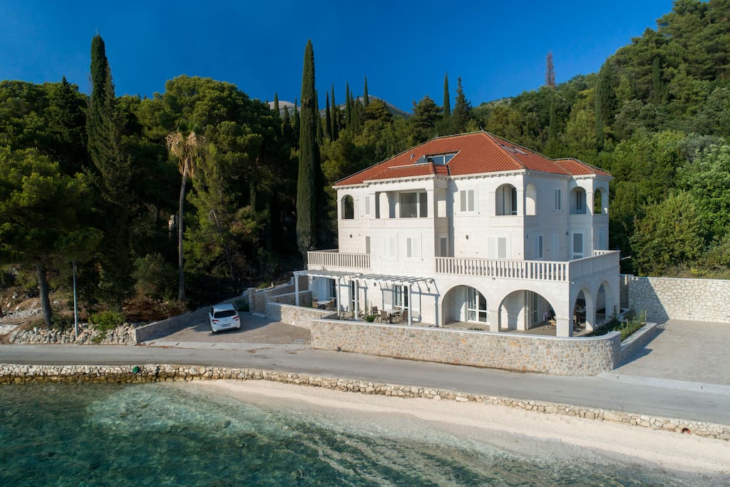The luxury five-star villa in front of the sea