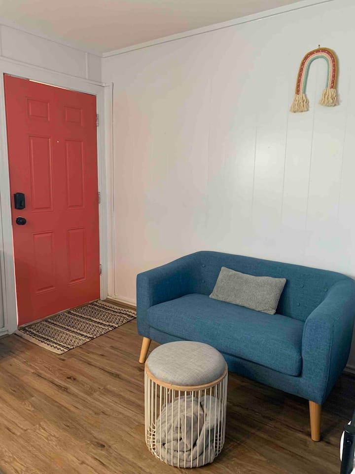 The Rainbow Cottage: Adorable Tech Terrace Studio - Lubbock, TX