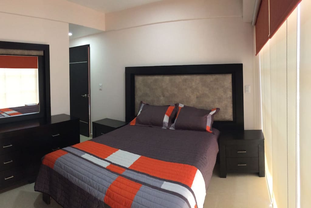 RECAMARA PRINCIPAL CON BAÑO. (MASTER BEDROOM WITH BATHROOM).