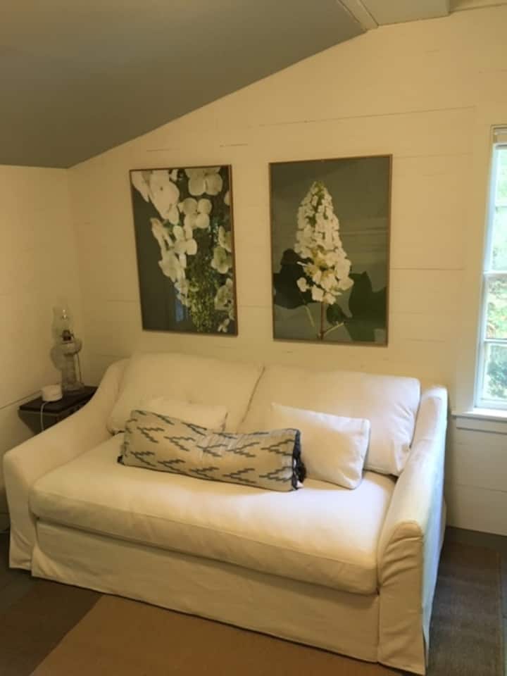 חדר שינה שלישי עם ספה נפתחת בגודל קווין סייז (נוחה מאוד... ביקורות נהדרות) עם מזרן ויסקו