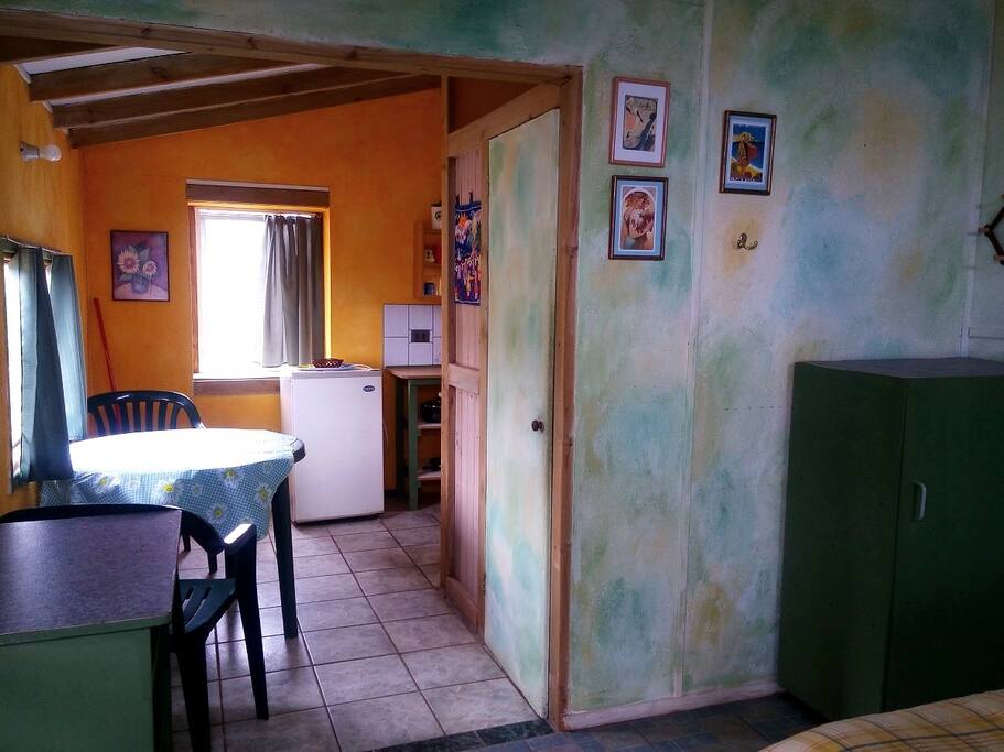 Interior de la cabañita: el baño, la cocina y refrigerador son mínimos, pero sirven bien para parejas poco exigentes.