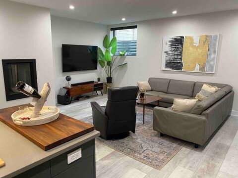 Top performing Airbnb: Modern 2- Bedroom suite in the heart ♥️ of Westboro in Kitchissippi