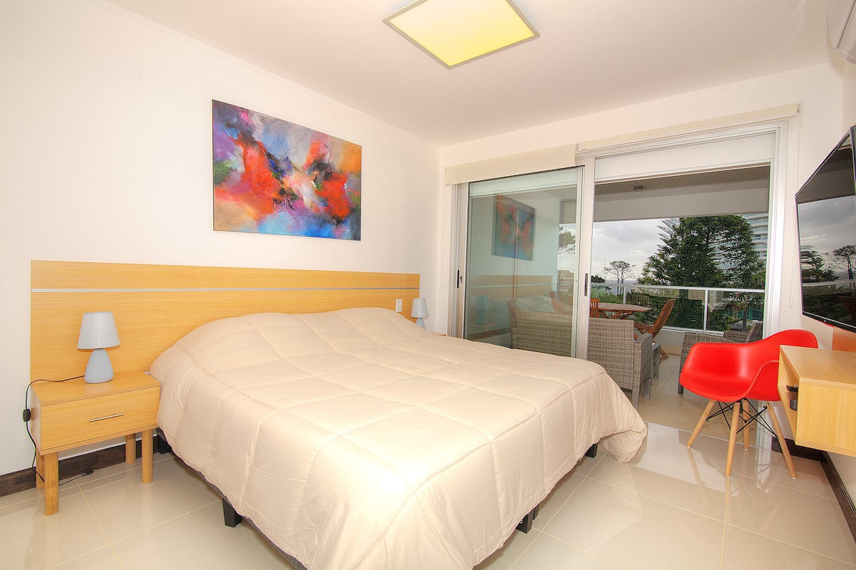 חדר שינה ראשי עם יציאה משלו למרפסת הקדמית.