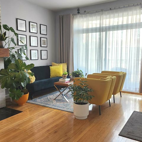 2 Fl Condo- 5 BedR-5 bathR sleep 16 near downtown