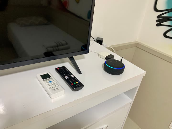 Ერთადგილიანი ოთახი: სმარტ-ტელევიზორი, Alexa, კონდიციონერის მართვა, ტელევიზორის მართვა. 