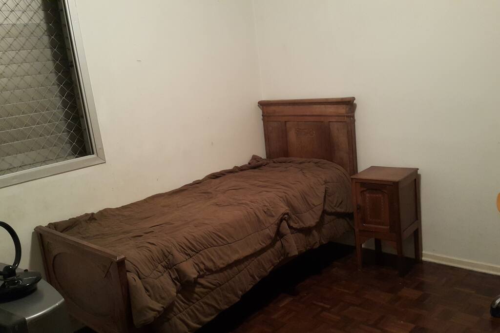 cama e criado mudo no estilo antigo...