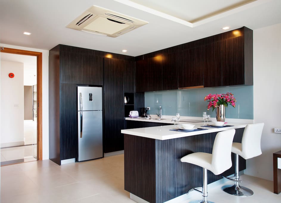Kitchen, Electric hob, hood & Stainless sink.