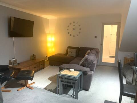 Popular Airbnb listing: Comfortable cozy living in Sandhurst, free parking in Bracknell Forest