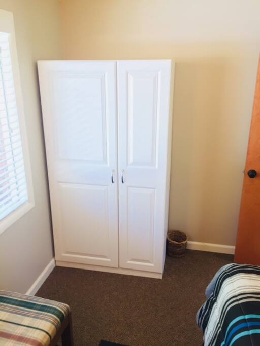Closet w/ hangers/linens