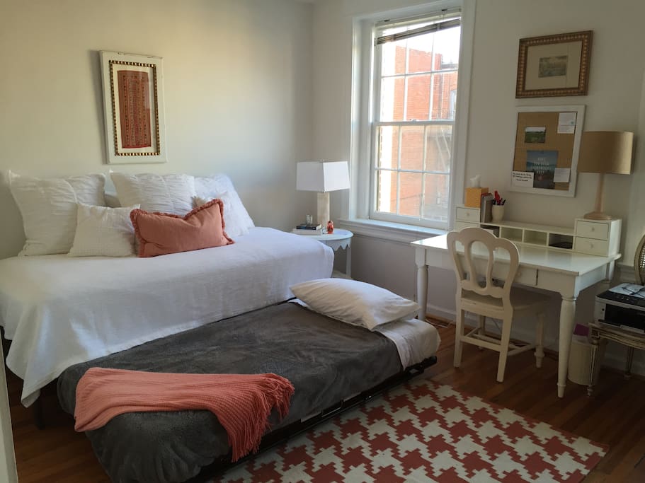 2nd bedroom with roll-away trundle