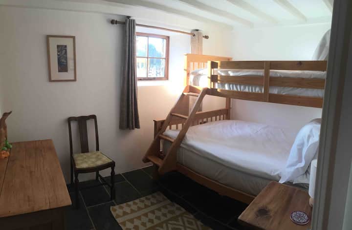 Ყველაზე დაბალი საძინებელი სამადგილიანი საწოლით