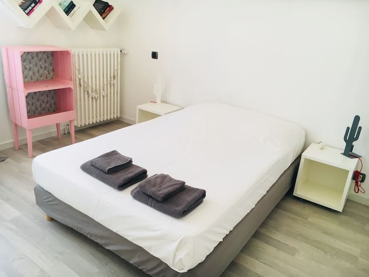 ห้องนอน 2 พร้อมเตียงคู่หรือเตียงเดี่ยวตามคำขอ