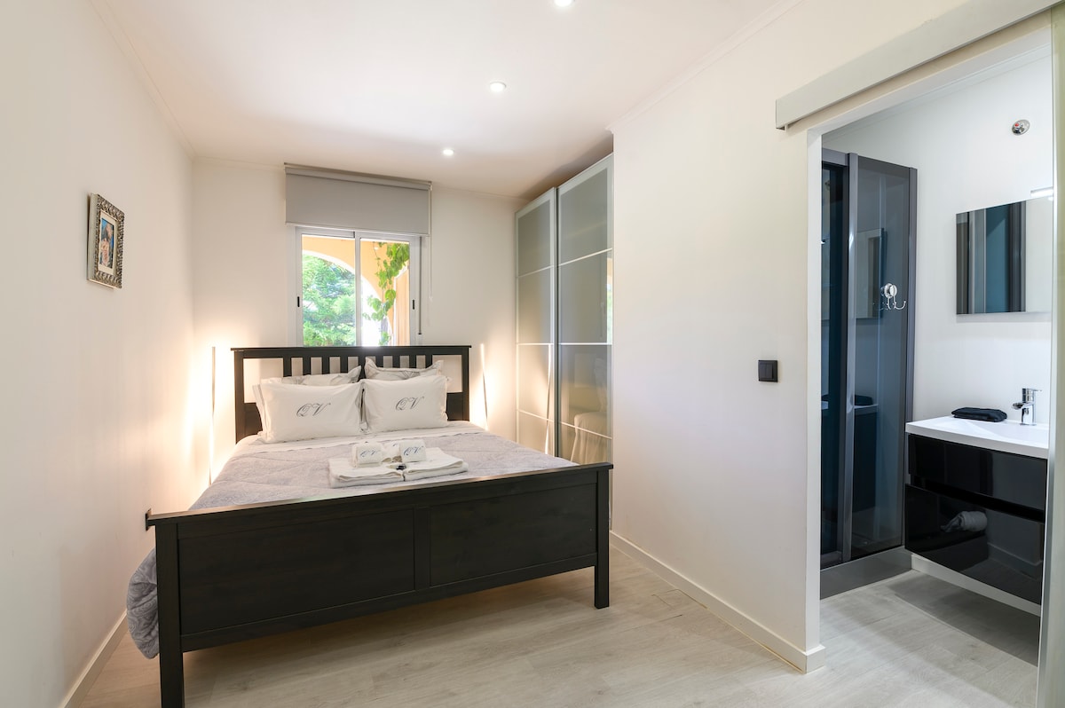 ห้องนอน 1 - เตียงคู่และเตียงเด็กอ่อน - พร้อมห้องน้ำในตัว