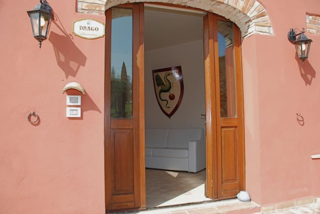 Un arco in pietra vi darà il benvenuto nell'appartamento Drago