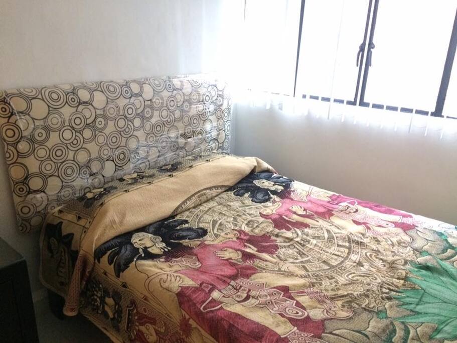 Cama Matrimonial, persianas para que puedas controlar la cantidad de luz que entra a tu cuerto