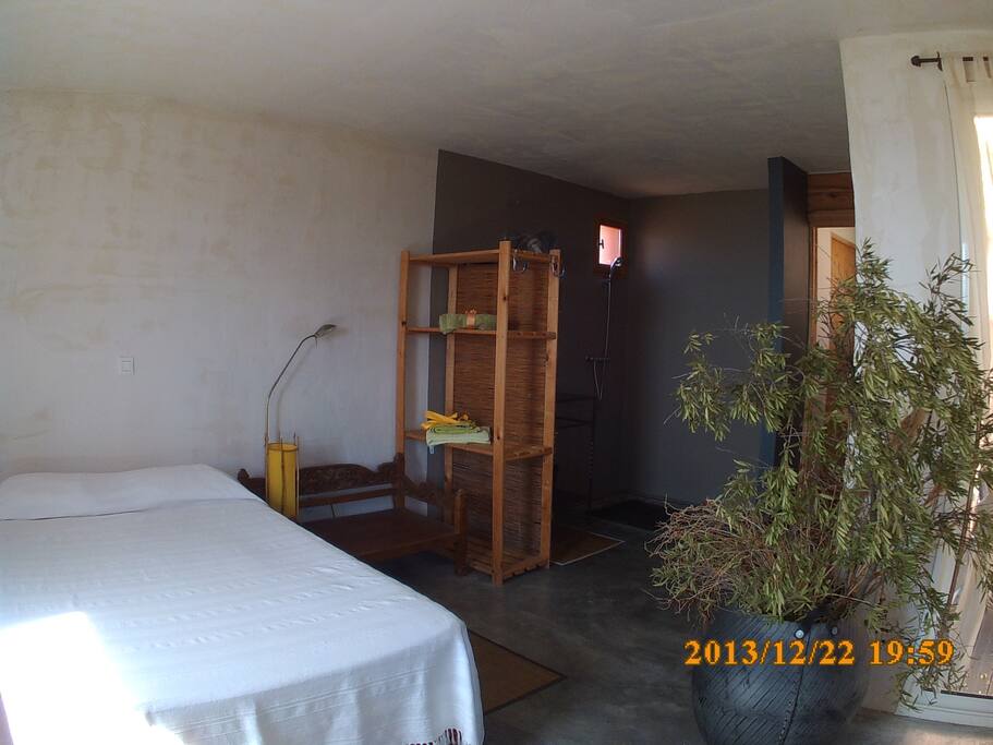 CETTE CHAMBRE EST VASTE ET LUMINEUSE AVEC UNE GRANDE DOUCHE A L'ITALIENNE EN BETON LISSE