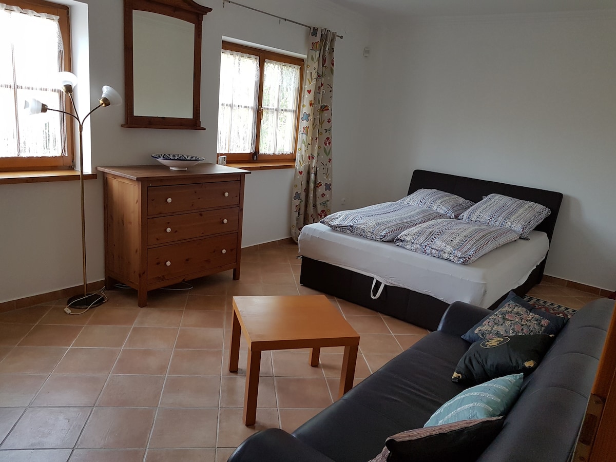 Schlafzimmer 2, Jule, geräumig, ca 25 m², Boxpspringbett 160 x 200 cm, Bad liegt gegenüber des Zimmers zur alleinigen Nutzung