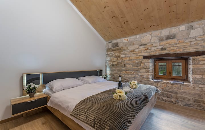 Ap. 5 - kati i dytë - Dhoma e gjumit 3 - Krevat dopio i rehatshëm.