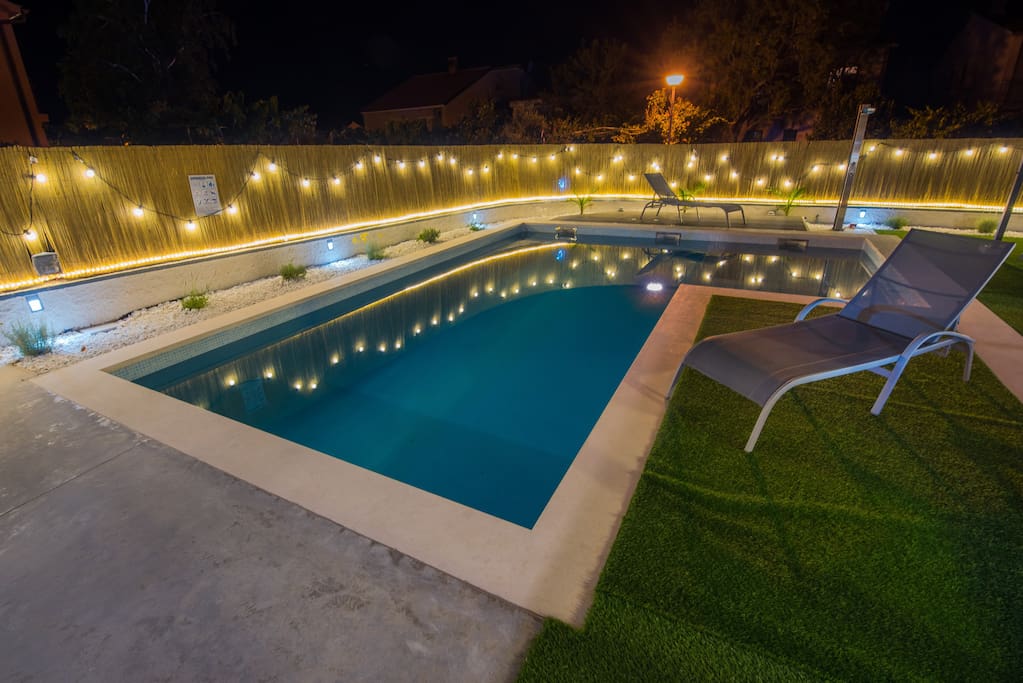 Swiming pool, relaxing at night
