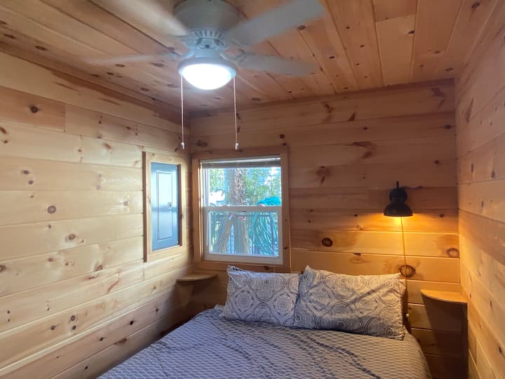 Chumba cha kulala cha Kaskazini, magodoro mapya 2019. Shabiki wa darini mpya 2020.