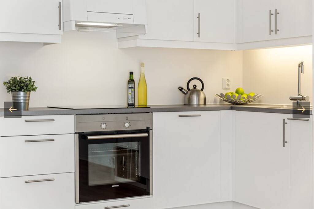 Moderne kjøkken med mikrobølgeovn, induksjon, oppvaskmaskin, osv.
Modern kitchen equipped with induction stove, oven, dishwasher, microwave, refrigerator and basic utensils.
Cocina moderna equipada con cocina de inducción, horno, lavavajillas, microondas, frigorífico y utensilios básicos.