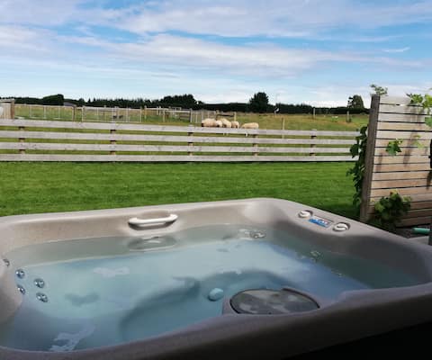 Sunset-Spa Pool-Stargazing-Serenity-Sheep-Netflix