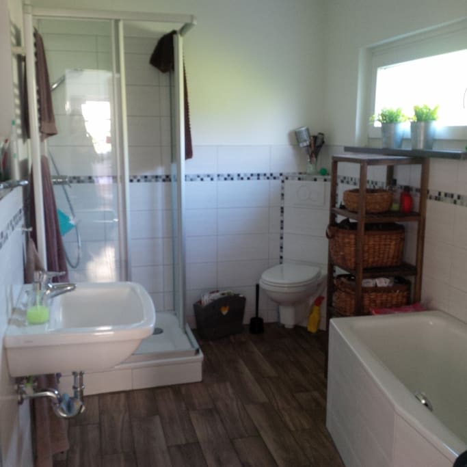 Bad mit Dusche u. Badewanne