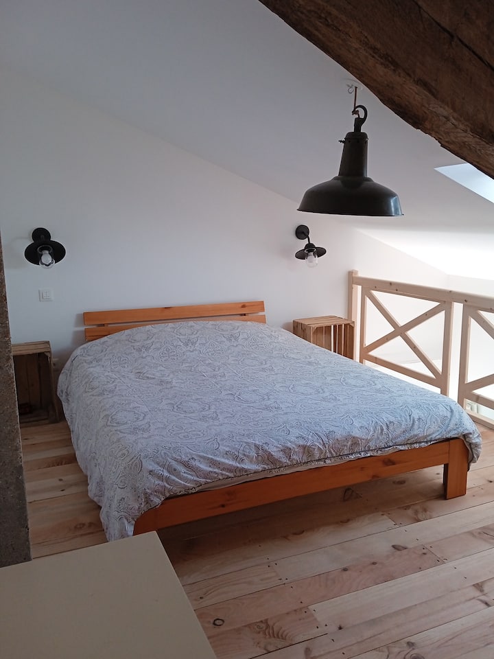 Lit en 160, literie neuve. Linge de lit et de maison fournis pour les séjours de 2 nuits Minimum.
