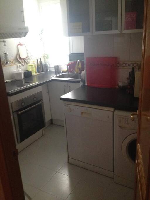 Cocina con nevera, congelador, horno, lavadora, lavavajillas, microonda, tostadora, exprimidor, etc..