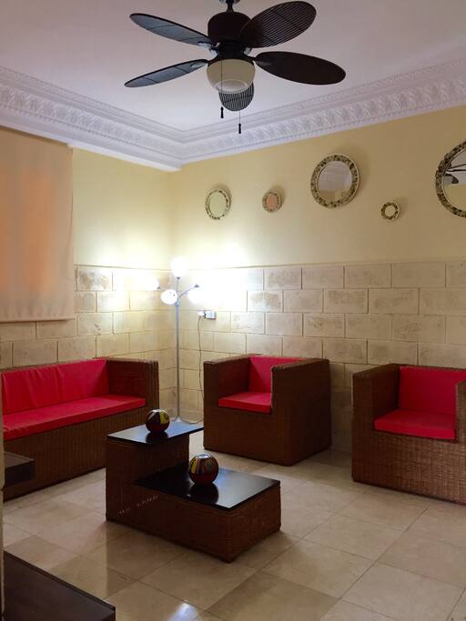 Amplia y elegante sala con servicio de Tv , dvd para pasar tardes agradables