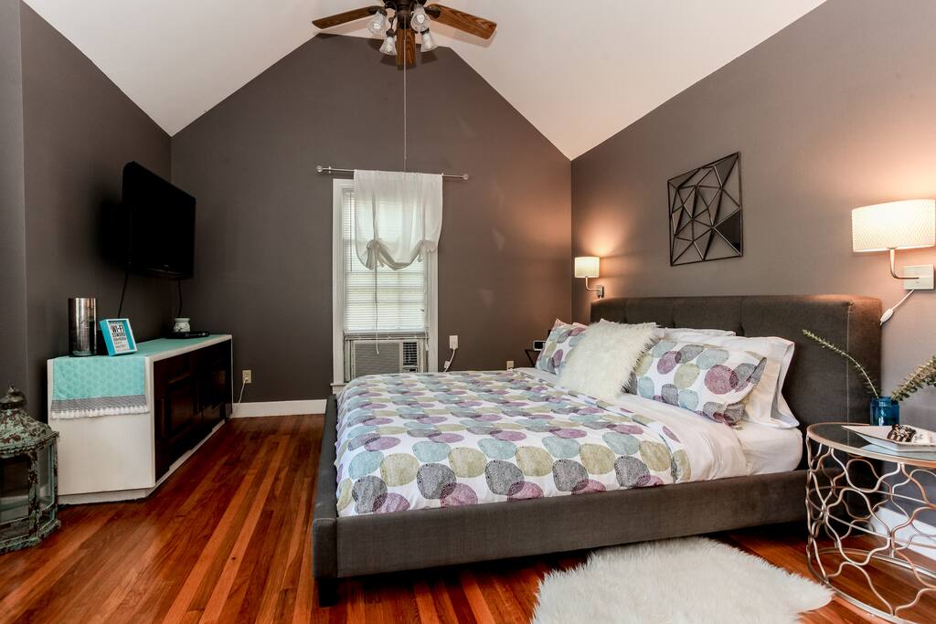 Jan 2016: brand New king size bed with memory foam mattress. This room was re-decorated and furnished for a fresh, modern look.