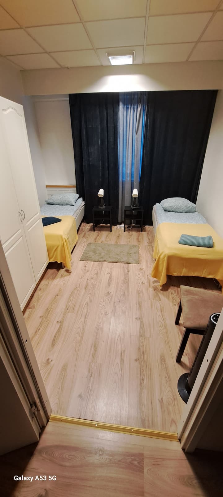 ห้องนอนที่ 4 มี 2 เตียงขนาด 80 × 200 ผ้าขนหนูทีวี