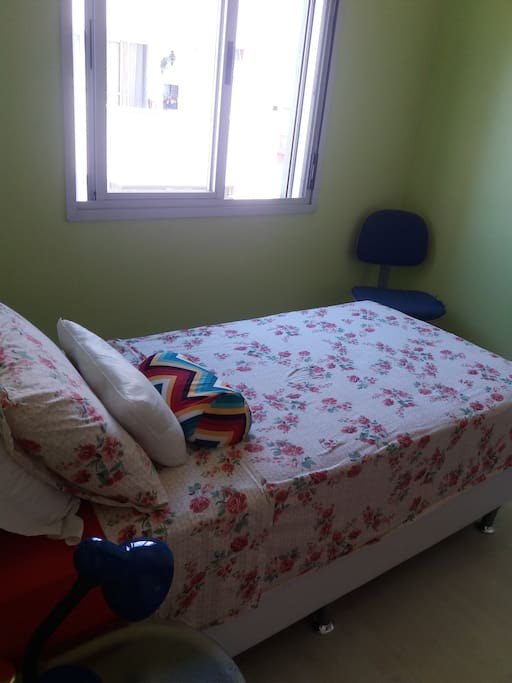 Quatro com cama de solteiro e guarda roupas compartilhado
Opa
Tem cama box de casal