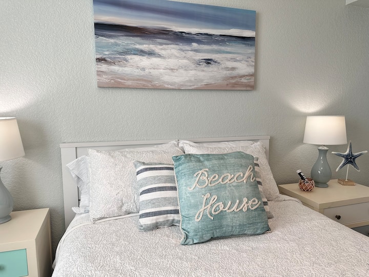 Ontspannend queensize verstelbaar bed met USB-stekkers aan weerszijden. 