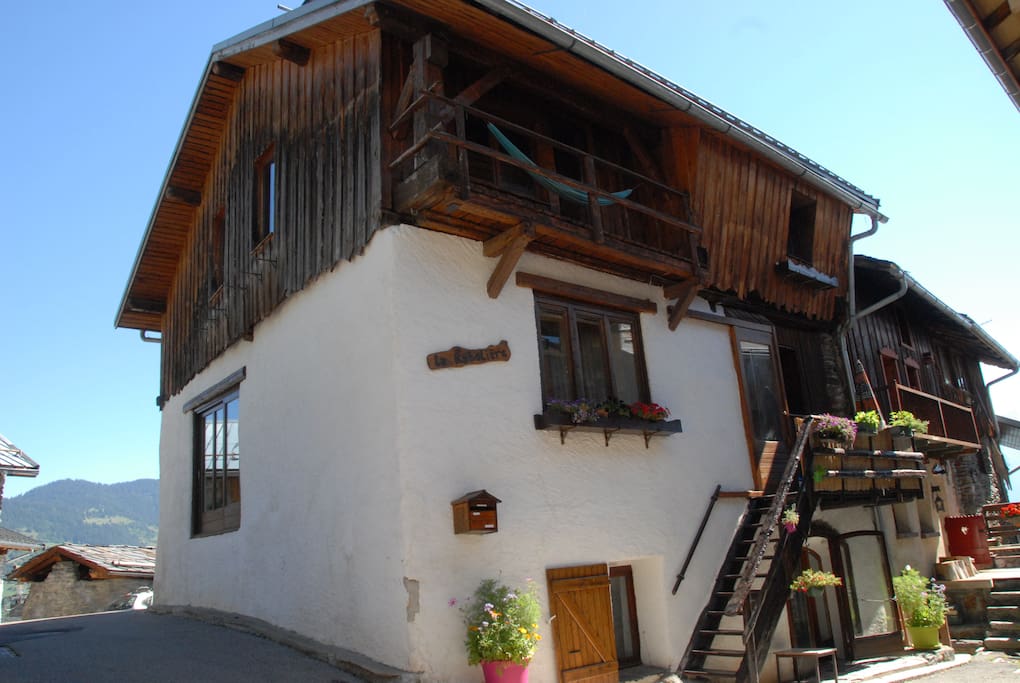 Photo extérieure de la maison (prise en été)