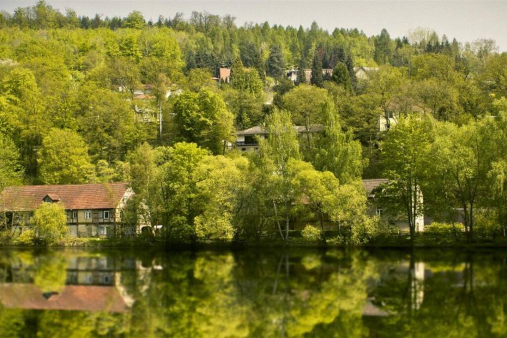 Idyllisch an der alten Wassermühle Spiekershausen gelegen. Durch die Anstauung der Fulda spricht man hier auch vielfach vom „Fuldasee“. Die Hänge zu beiden Seiten des Fuldatals spiegeln die landschaftliche Idylle wieder