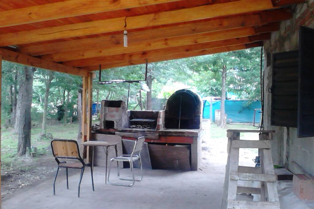 parrilla y cochera abierta