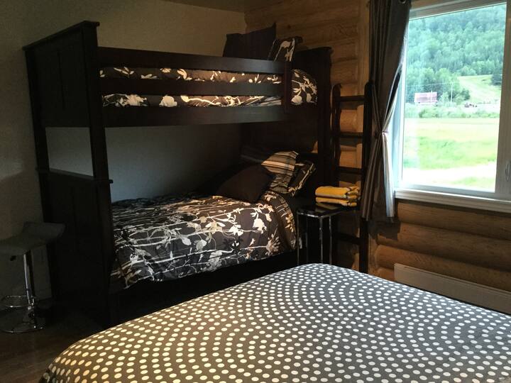 Deuxième chambre avec un lit queen  et deux lits superposés simple