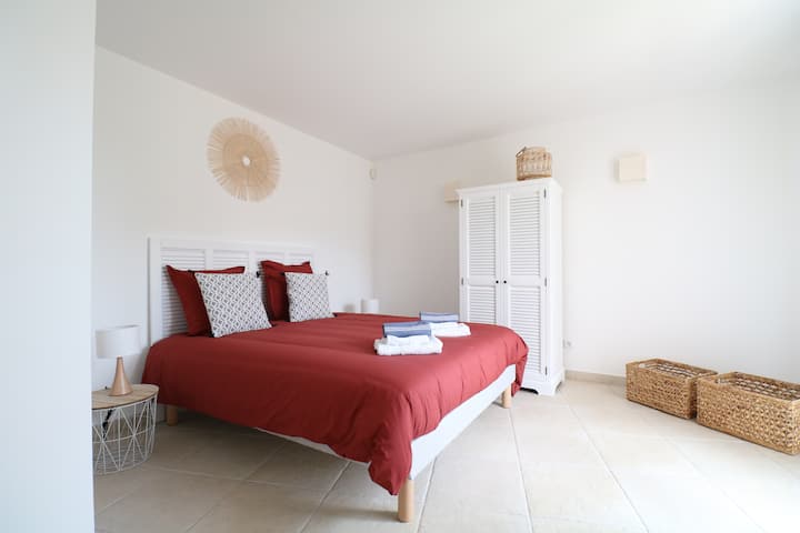 Chumba chekundu kwenye ghorofa ya chini: kitanda cha watu wawili 160 /ukubwa wa malkia