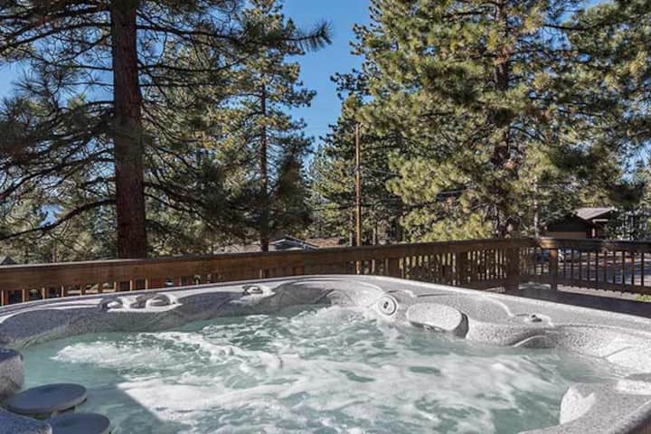 Poreallas - Lakeview Tahoe Retreat - uusi sisältä! - Talot vuokrattavaksi  in Tahoe City, Kalifornia, Yhdysvallat - Airbnb